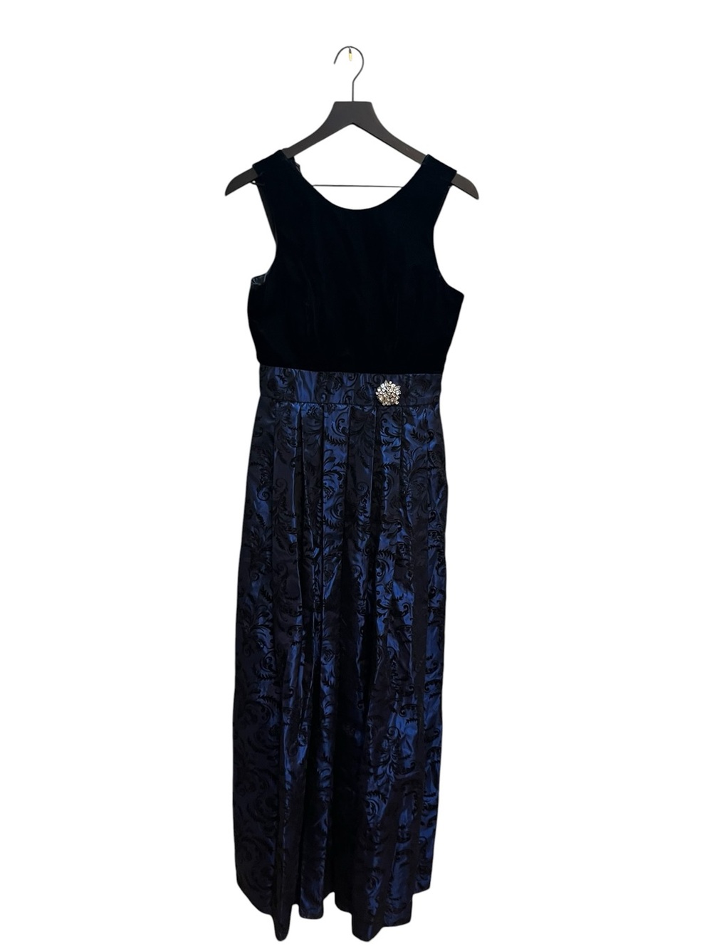 Cache vintage Elegant Black velvet bodice Sleeveless Evening Dress with Brooch
